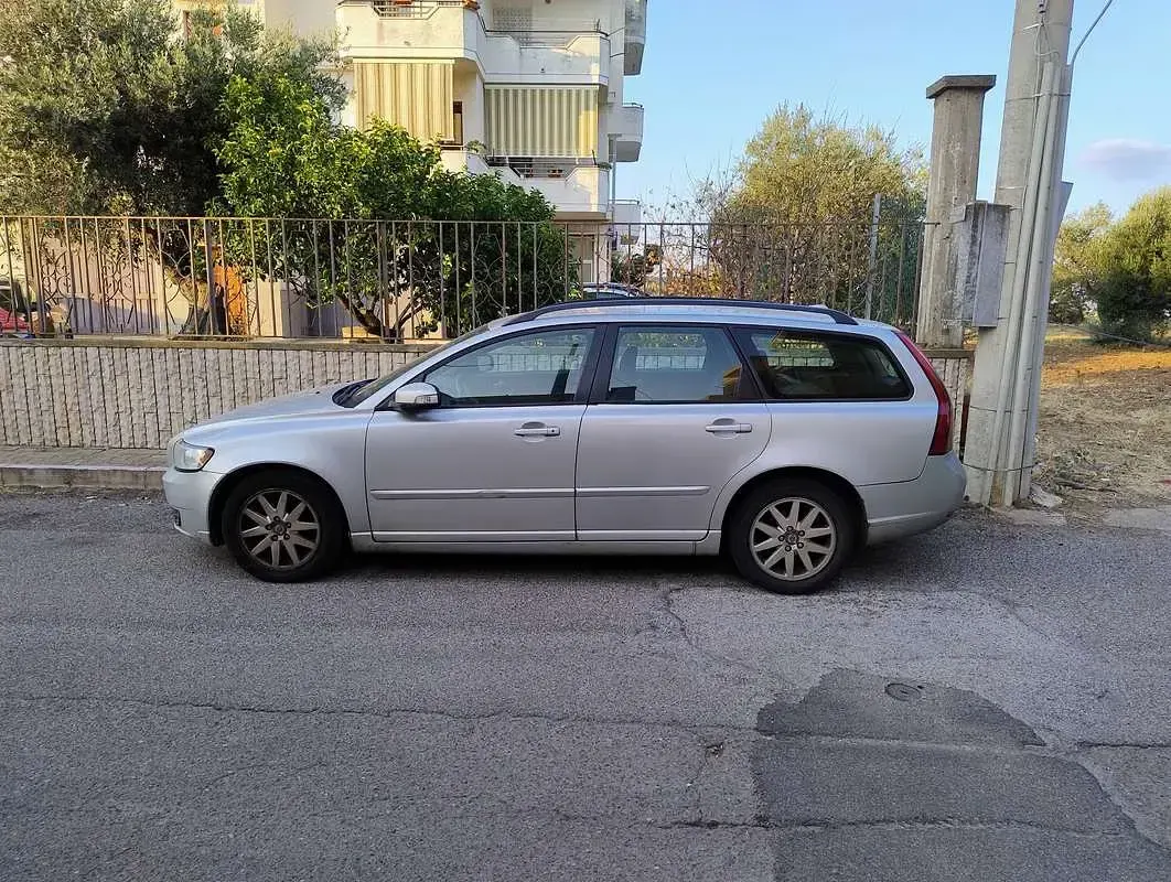 Usata Volvo V50 Momentum 109 CV (80 kW) 2008 Argento Station wagon