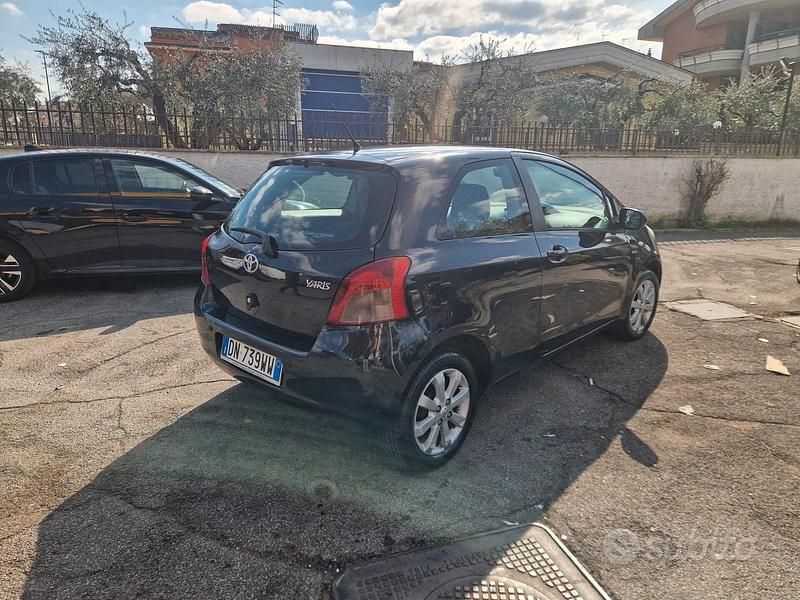 Usata Toyota Yaris 90 CV (66 kW) 2008 Nero Utilitaria