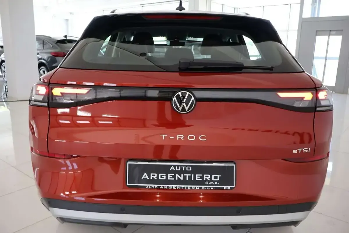 Nuova VW T-Roc Life 116 CV (85 kW) 2026 Red flame met/tetto nero SUV