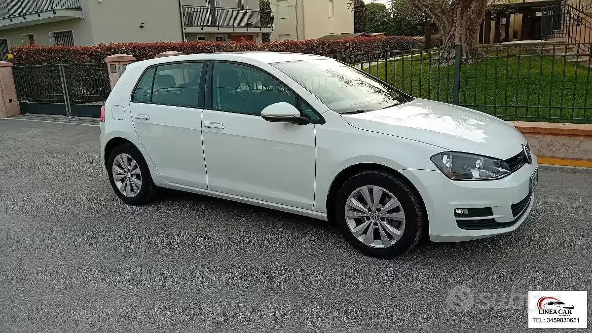 Usata VW Golf VII 105 CV (77 kW) 2013 Bianco Utilitaria