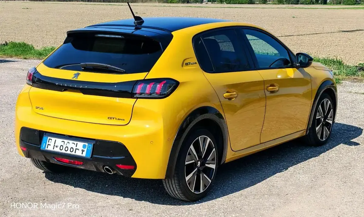 Usata Peugeot 208 GT-line 102 CV (75 kW) 2020 Giallo Utilitaria