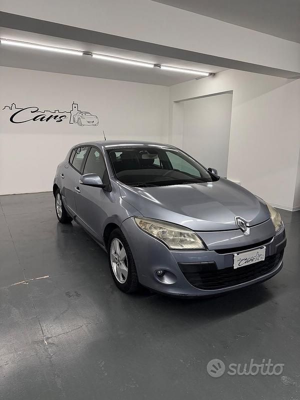 Grigio Usata 2009 Renault Mégane Dynamique Tre volumi | 1900 € (Super prezzo) - Immagine 1/4