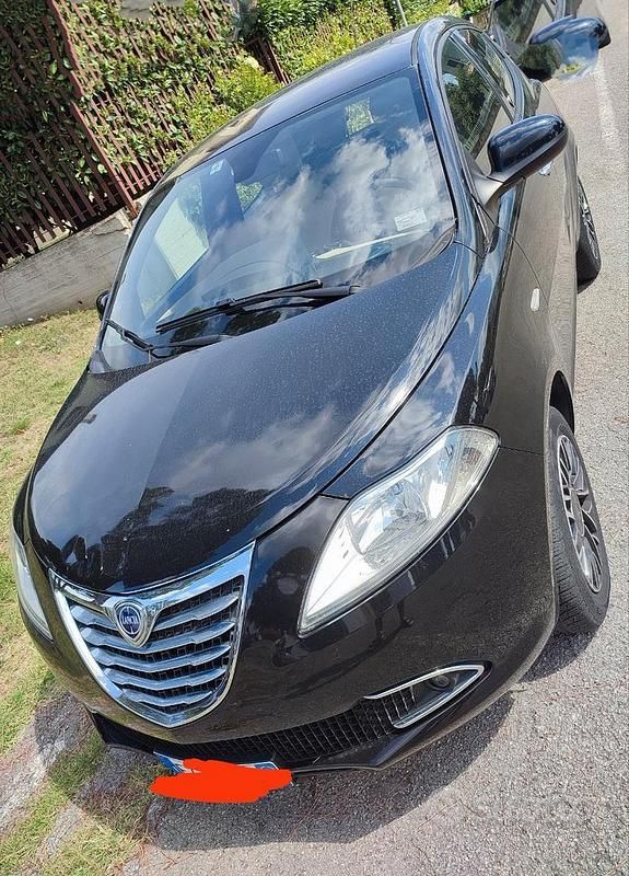 Usata Lancia Ypsilon 85 CV (62 kW) 2015 Nero Utilitaria