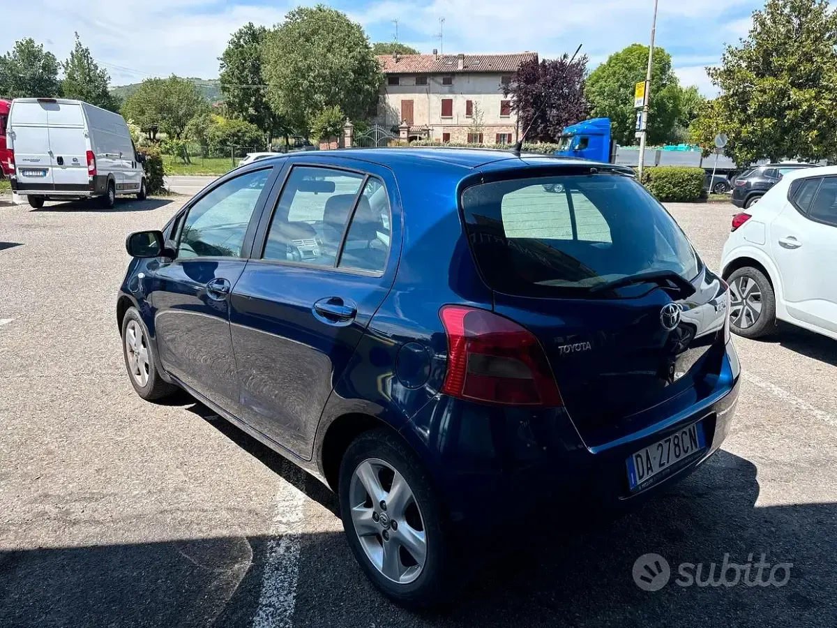 Usata Toyota Yaris Sol 69 CV (50 kW) 2006 Blu Berlina