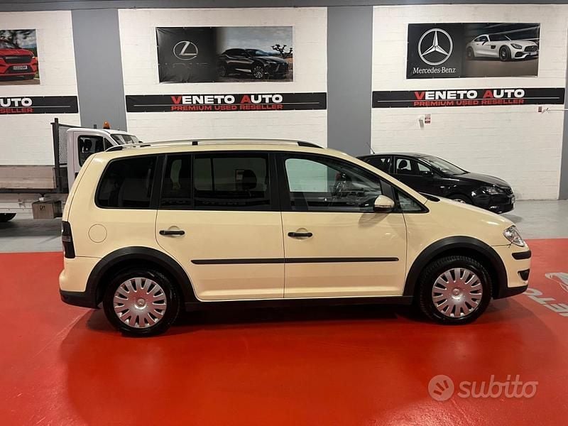Usata VW Touran Trendline 140 CV (102 kW) 2009 Giallo Monovolume