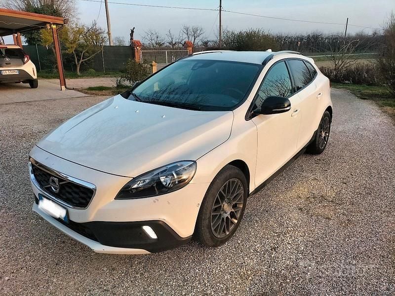 Usata Volvo V40 150 CV (110 kW) 2014 Bianco Berlina