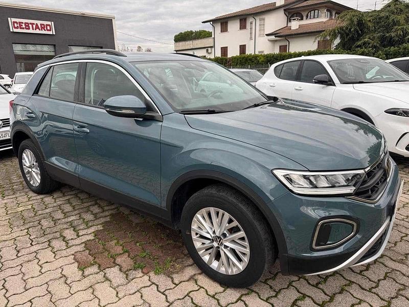 Usata VW T-Roc Life 116 CV (85 kW) 2024 Petrol blue SUV