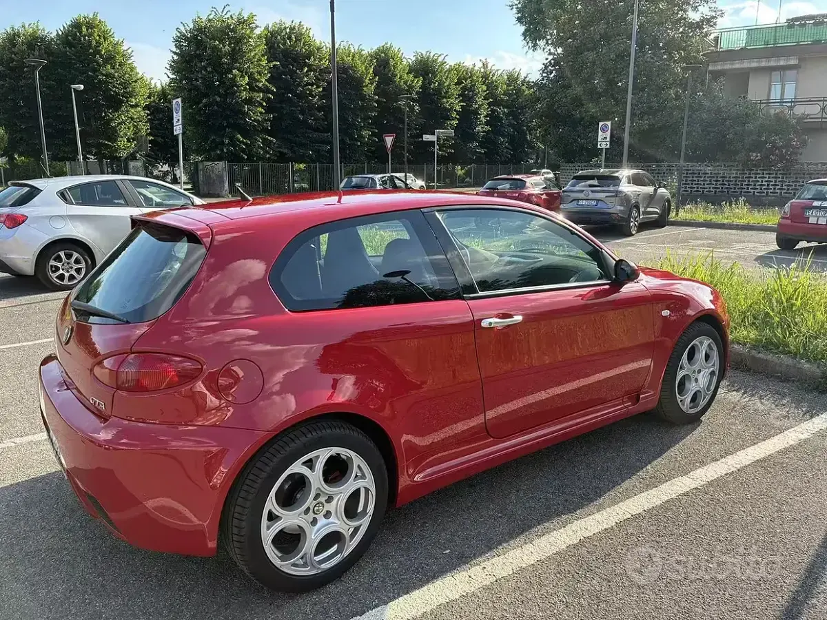 Usata Alfa Romeo 147 GTA 250 CV (183 kW) 2003 Rosso Utilitaria