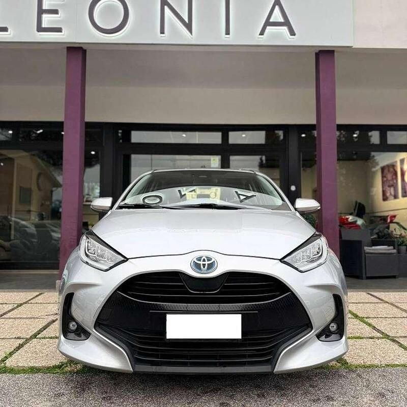 Usata Toyota Yaris Hybrid Trend 92 CV (67 kW) 2022 Argento Berlina