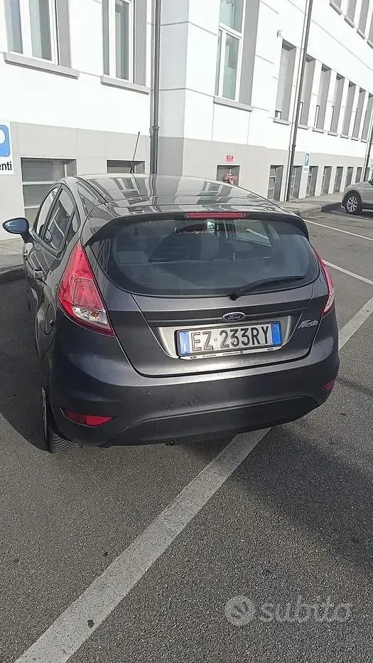 Usata Ford Fiesta Titanium 75 CV (55 kW) 2015 Grigio Utilitaria