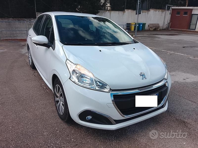 Begagnad Peugeot 208 Allure 75 HK (55 kW) 2018 Vit Halvkombi