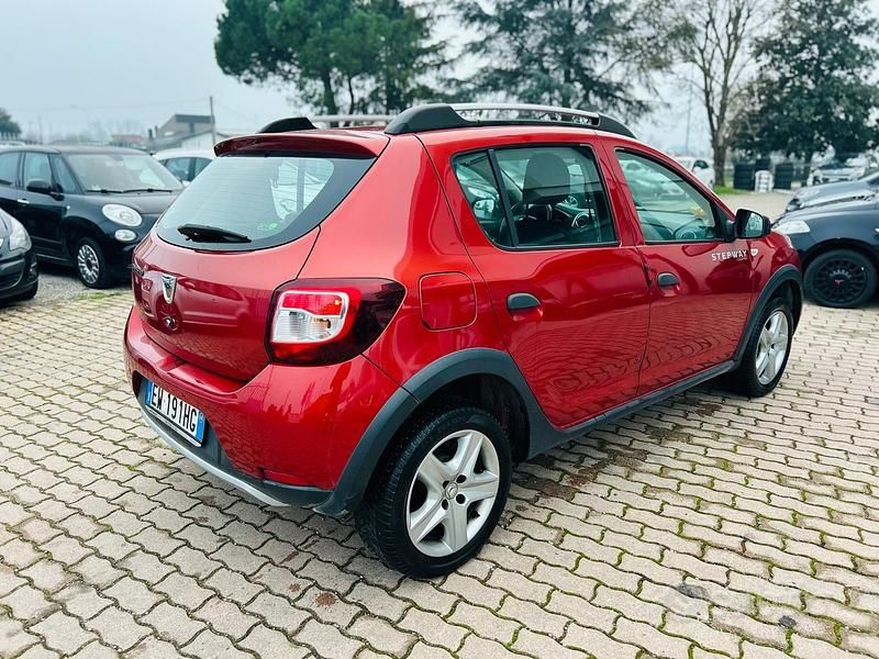 Usata Dacia Sandero Prestige 90 CV (66 kW) 2014 Rosso Berlina
