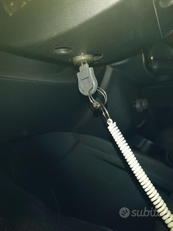 Usata Fiat Punto Lounge 69 CV (50 kW) 2016 Blu/azzurro Utilitaria