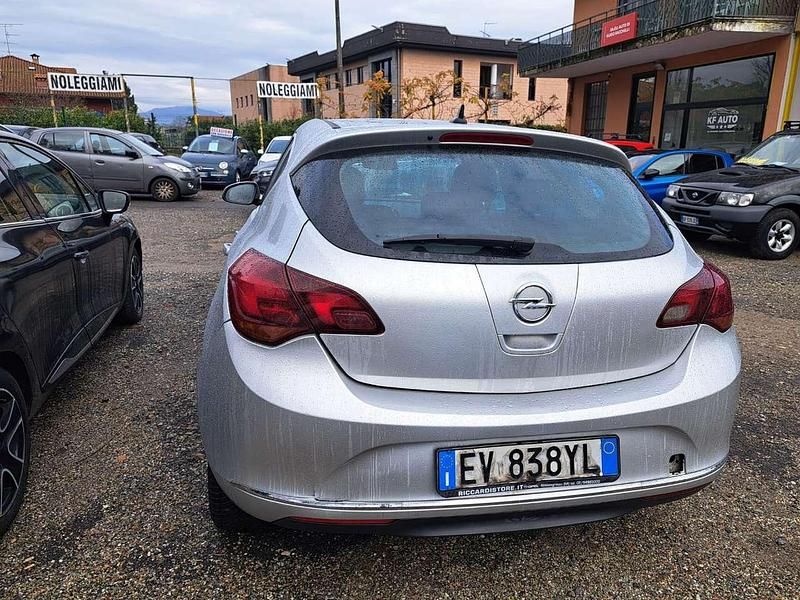 Usata Opel Astra Cosmo 131 CV (96 kW) 2014 Argento Berlina