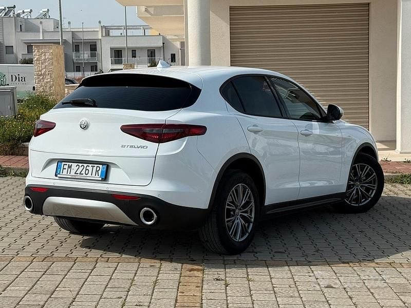Usata Alfa Romeo Stelvio Executive 180 CV (132 kW) 2017 Bianco SUV