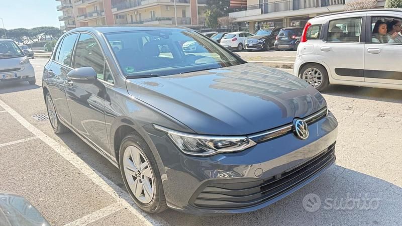Usata VW Golf VIII Life 116 CV (85 kW) 2023 Grigio Berlina