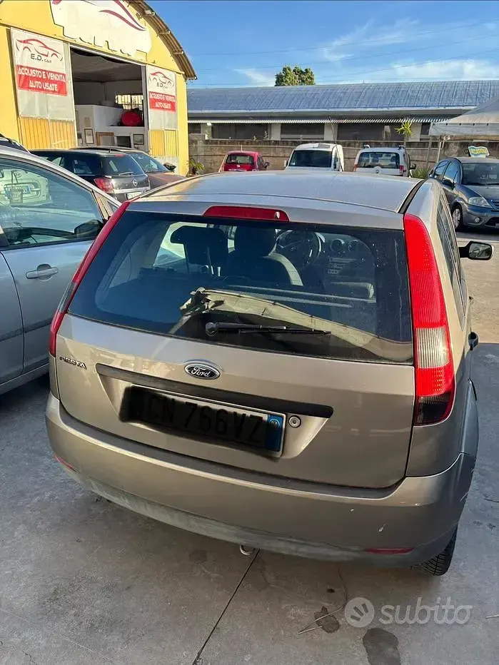Usata Ford Fiesta Ambiente 75 CV (55 kW) 2004 Marrone Utilitaria