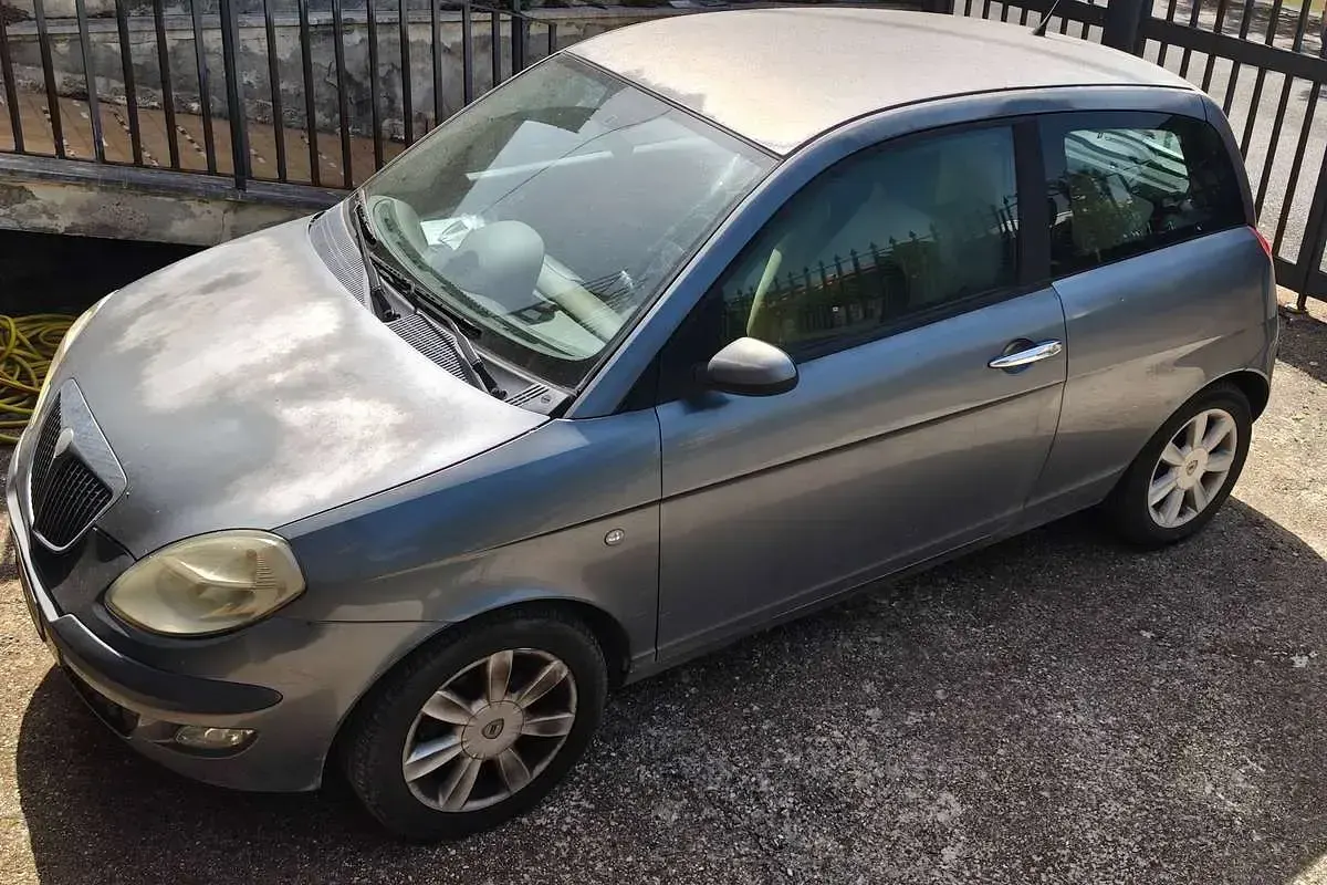 Usata Lancia Ypsilon 69 CV (50 kW) 2004 Argento Utilitaria