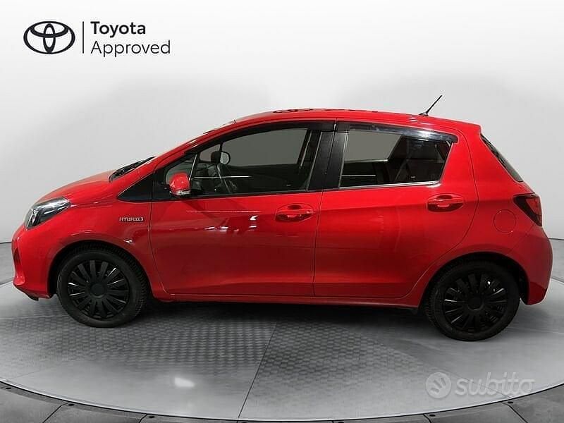 Usata Toyota Yaris Hybrid Cool 101 CV (74 kW) 2016 Rosso Berlina