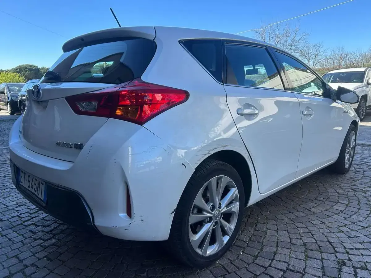 Usata Toyota Auris Hybrid Lounge 99 CV (72 kW) 2013 Bianco Berlina