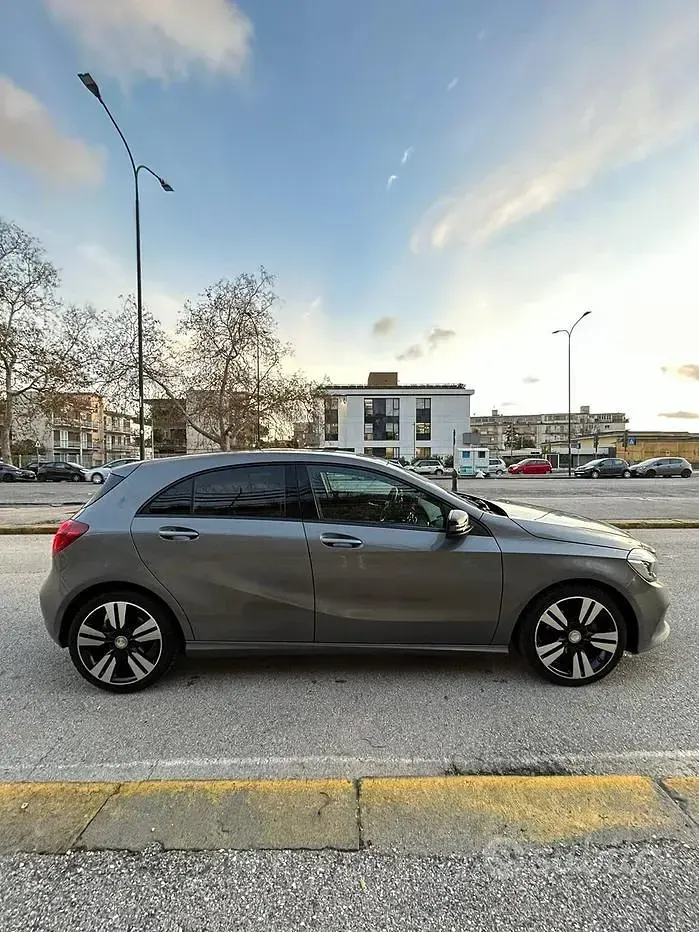 Usata Mercedes A180 109 CV (80 kW) 2016 Grigio Utilitaria