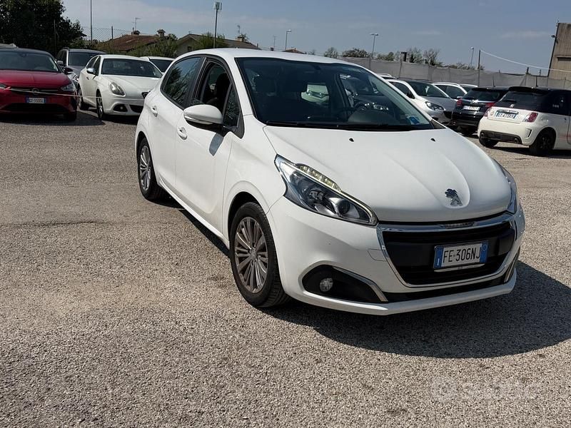 Begagnad Peugeot 208 Active 82 HK (60 kW) 2016 Vit Halvkombi