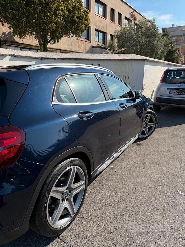 Usata Mercedes GLA220 AMG line 170 CV (125 kW) 2019 Blu SUV
