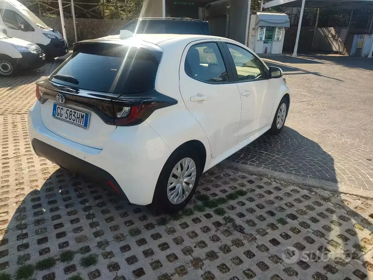 Usata Toyota Yaris Active 72 CV (52 kW) 2022 Bianco Utilitaria