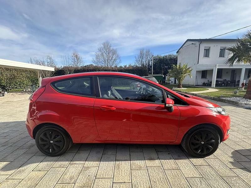 Usata Ford Fiesta Ambiente 75 CV (55 kW) 2016 Rosso Berlina