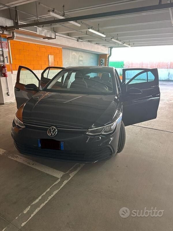 Usata VW Golf VIII 115 CV (84 kW) 2021 Grigio Utilitaria