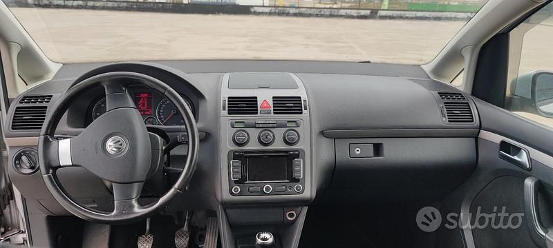 Usata VW Touran 140 CV (102 kW) 2010 Grigio Monovolume