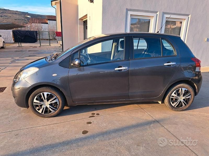 Usata Toyota Yaris Sol 90 CV (66 kW) 2011 Grigio Utilitaria