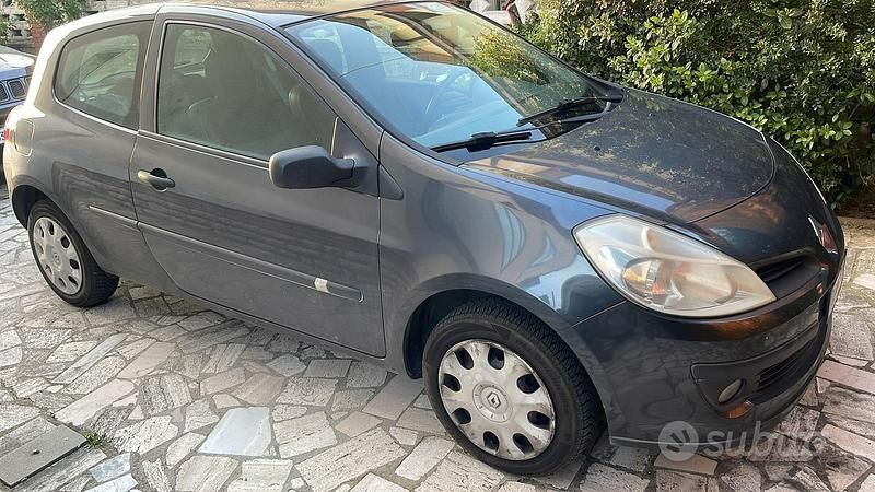Usata Renault Clio II 75 CV (55 kW) 2007 Berlina