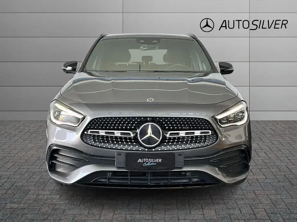 Usata Mercedes GLA200 Premium 150 CV (110 kW) 2020 Grigio montagna / metallizzato SUV