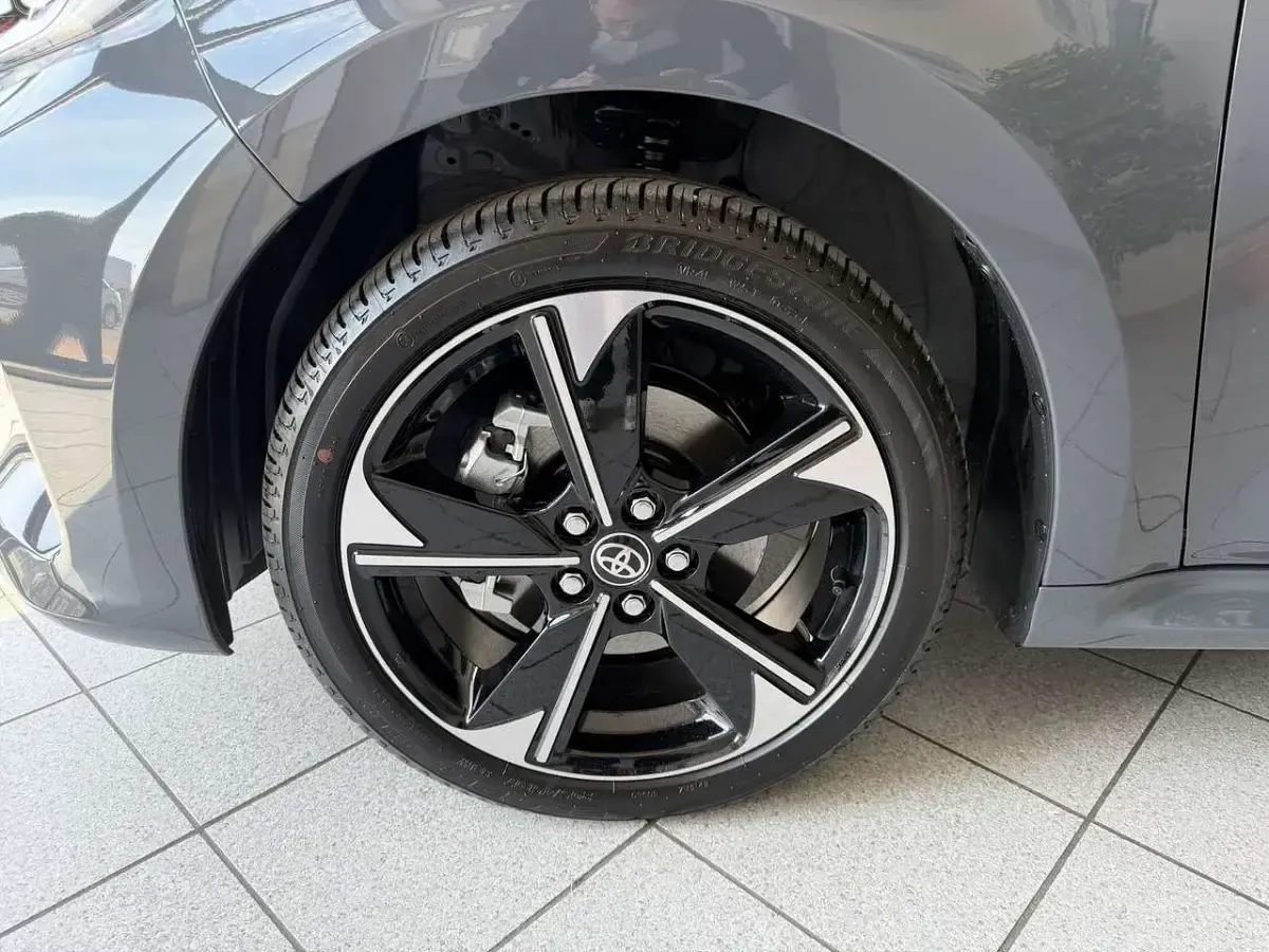Nuova Toyota Yaris Hybrid Premium 131 CV (96 kW) 2026 Grigio Berlina