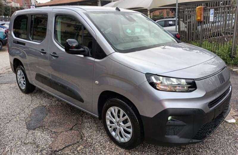 Argento Nuova 2025 Fiat Doblò Monovolume | 24.470 € - Immagine 1/4