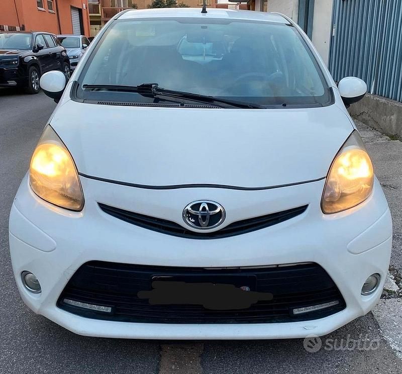 Usata Toyota Aygo 68 CV (50 kW) 2012 Bianco Utilitaria