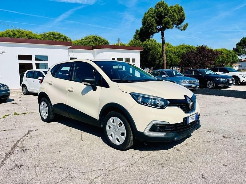 Usata Renault Captur Life 90 CV (66 kW) 2017 Beige SUV