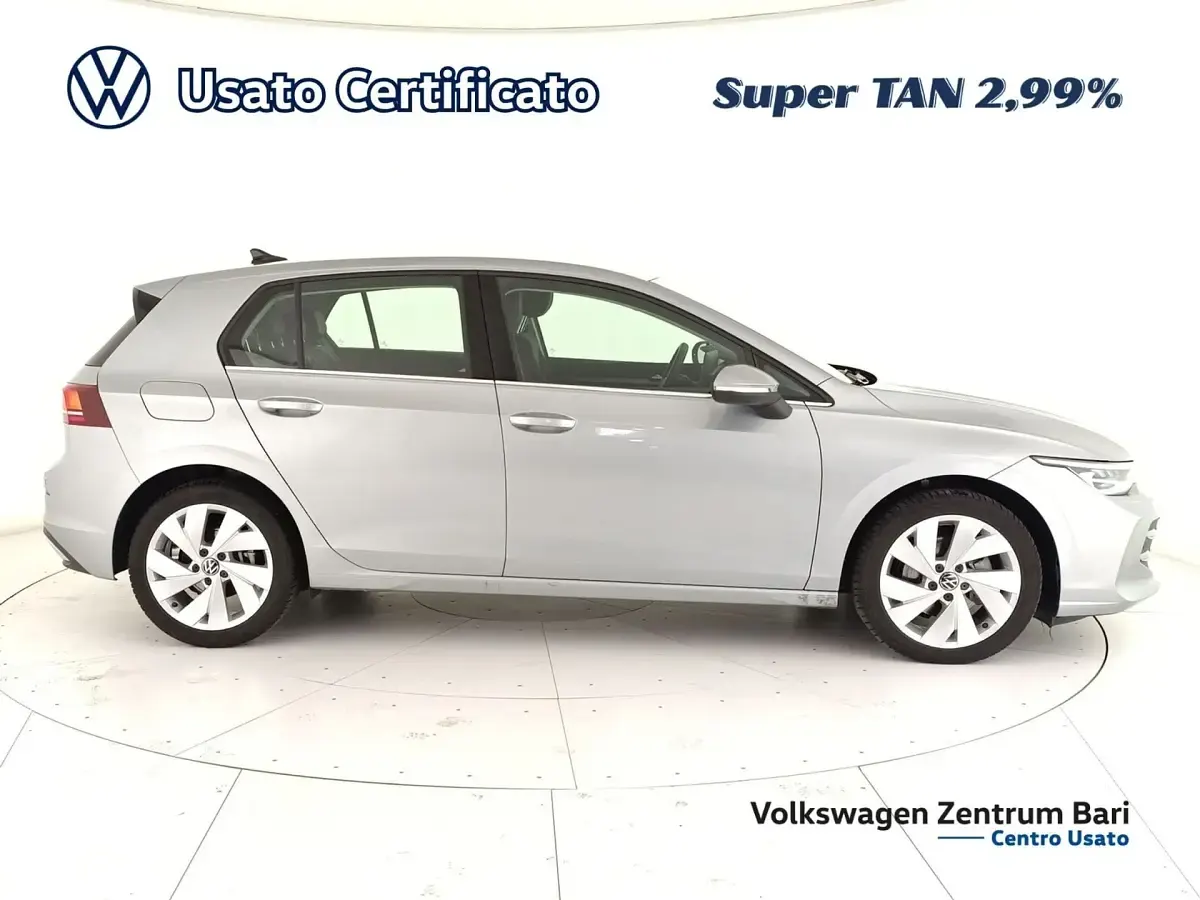 Usado VW Golf VIII Style 150 CV (110 kW) 2025 Plateado Berlina
