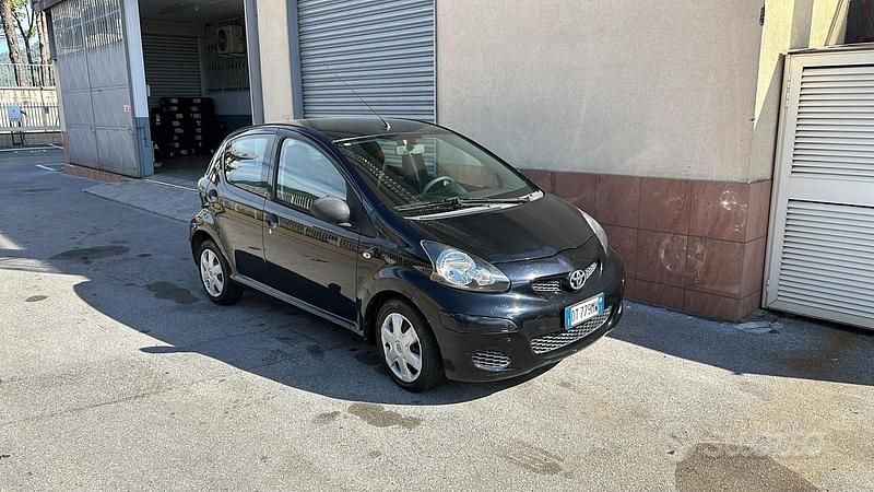 Nero Usata 2009 Toyota Aygo Due volumi | 3600 € (Ottimo prezzo) - Immagine 1/4