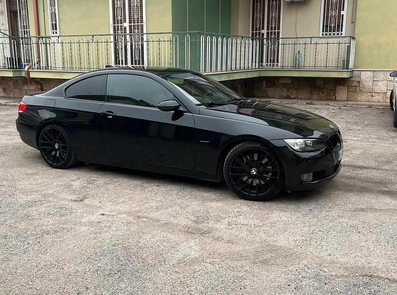 Usata BMW 330 Efficient Dynamics 300 CV (220 kW) 2007 Nero Coupé