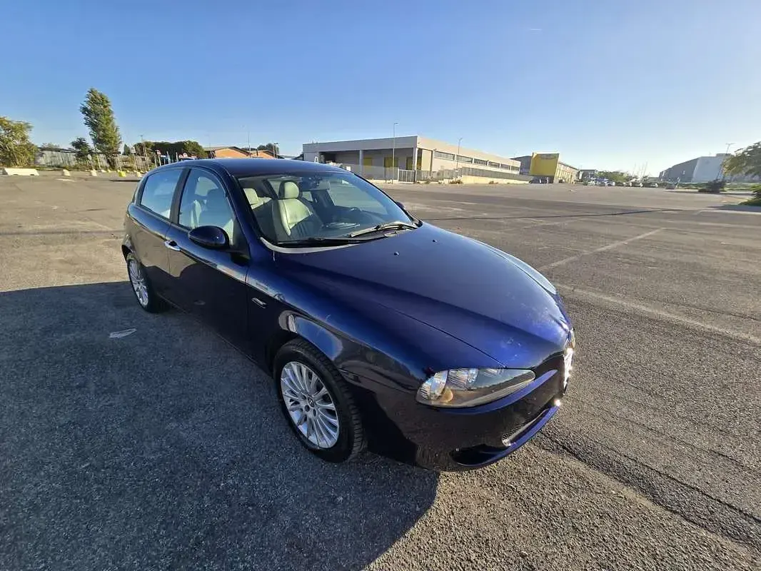 Usata Alfa Romeo 147 Distinctive 105 CV (77 kW) 2005 Blu/azzurro Utilitaria