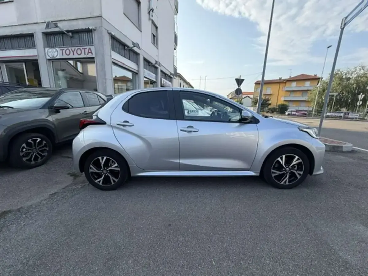 Usata Toyota Yaris Hybrid Trend 92 CV (67 kW) 2025 Argento Berlina