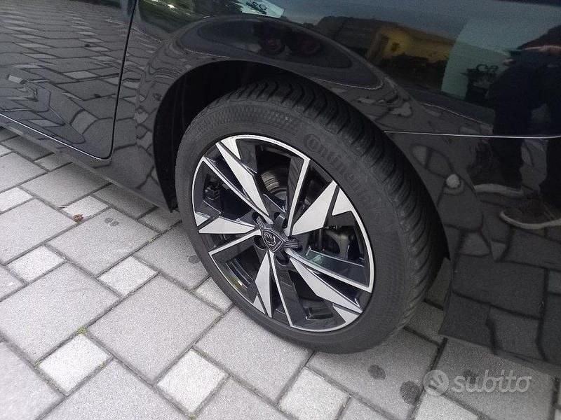 Usado Peugeot 308 Allure 131 CV (96 kW) 2022 Negro Familiar