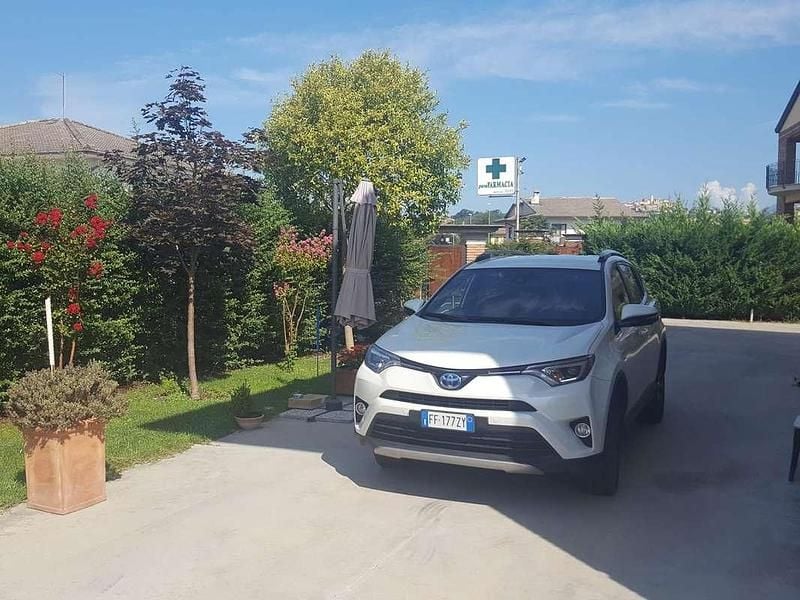 Usata Toyota RAV4 Hybrid Style 209 CV (153 kW) 2016 Bianco SUV