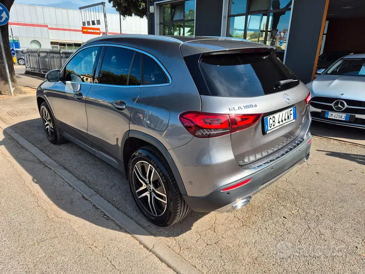 Usata Mercedes GLA180 Business 116 CV (85 kW) 2020 Grigio SUV