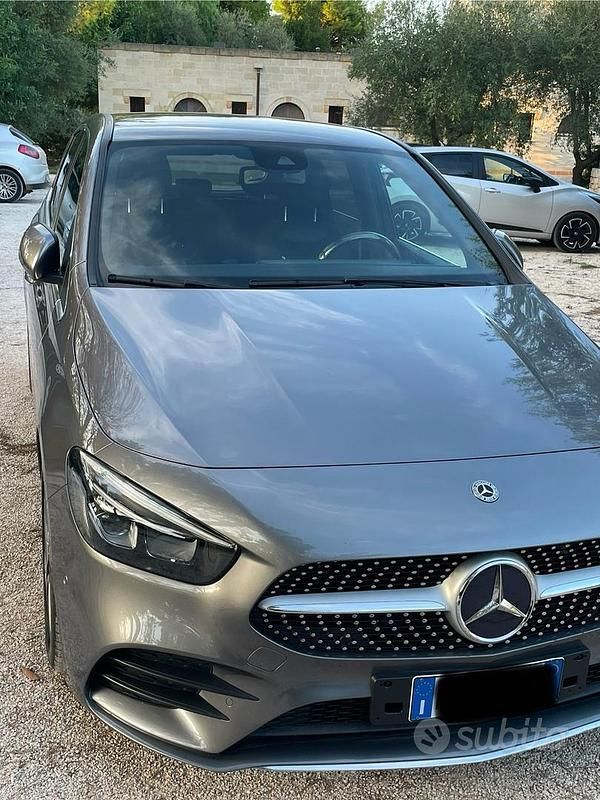 Grigio Usata 2020 Mercedes 180 Tre volumi | 23.500 € - Immagine 1/4
