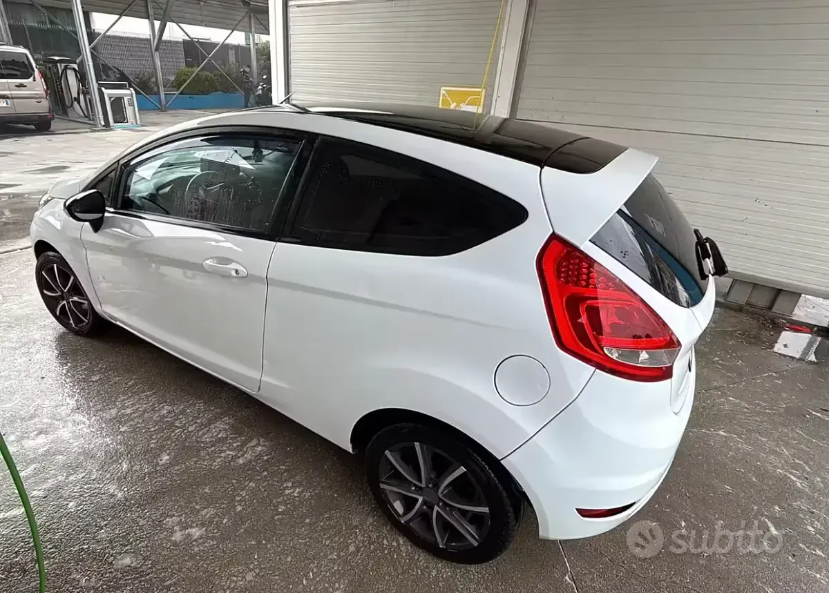 Usata Ford Fiesta 82 CV (60 kW) 2011 Bianco Berlina