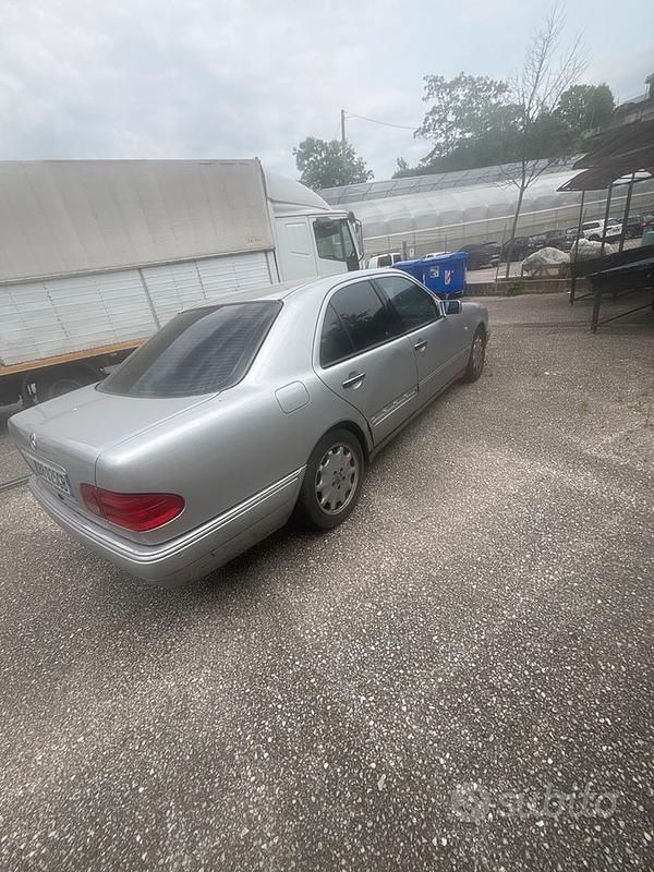Usata Mercedes E200 136 CV (100 kW) 1999 Grigio Berlina