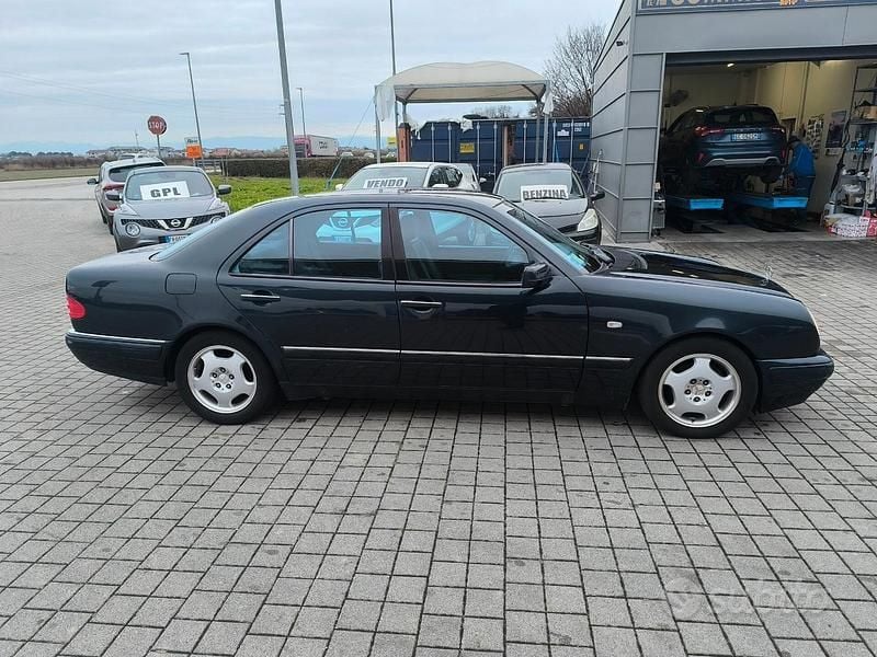 Usata Mercedes E200 Avantgarde 136 CV (100 kW) 1997 Nero Berlina